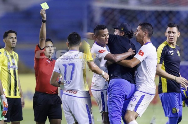 Las tres jugadas polémicas que Pedro Troglio reclama como fallos de Saíd Martínez