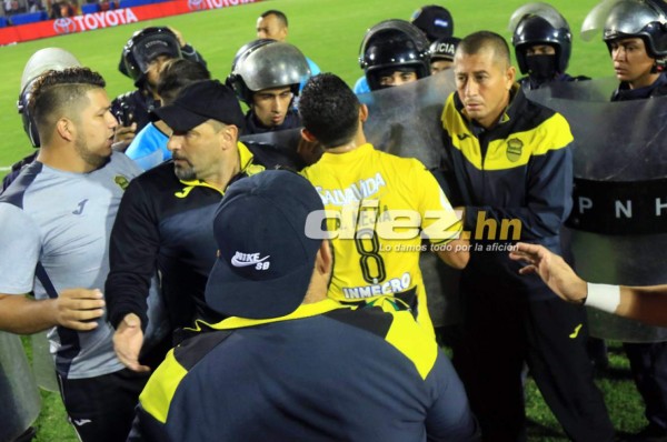 NO SE VIO EN TV: Así fue la despedida de Tato y el zafarrancho contra los árbitros