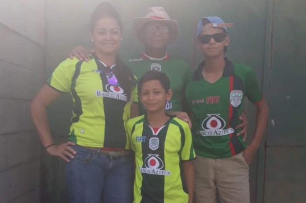 La familia Pacheco fueeon los primeros aficionados en llegar al Yankel Rosenthal