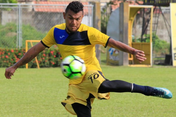 Mario Martínez regresa en Real España ante el Tauro Panamá