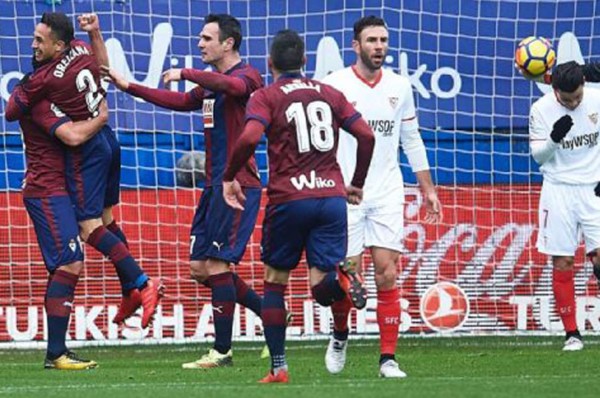 ¡Amargo! Sevilla recibe paliza a manos del Eibar en el debut de Miguel Layún
