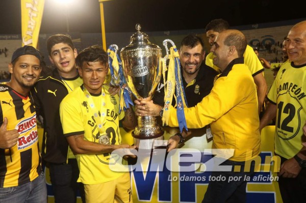 ¡Salud, campeones! Así celebró la Copa 12 el Real España en el Nacional
