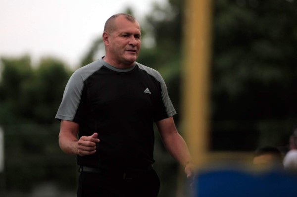 Wilmer Cruz le pidió un abrazo al árbitro Armando Castro