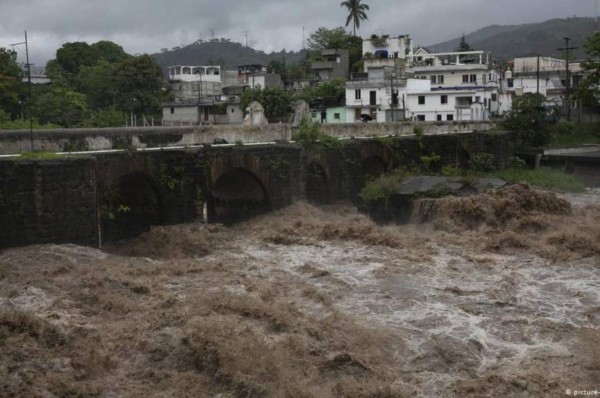 Suben a 22 los muertos por tormenta Amanda en El Salvador, Guatemala y Honduras