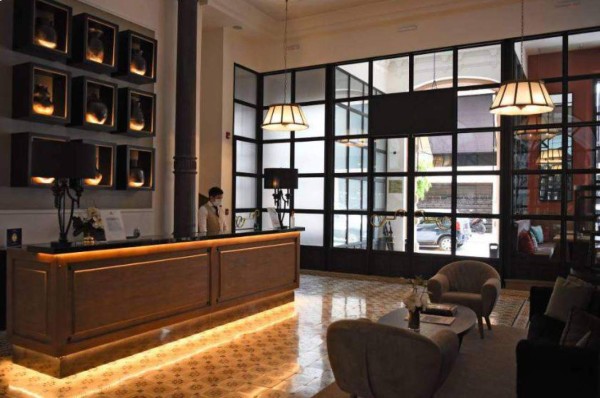 Acusan a Ronaldinho de hacer noches de fiestas con modelos durante su arresto domiciliario en Paraguay