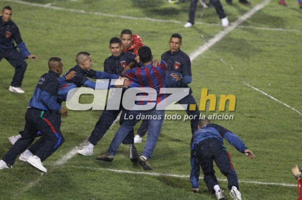 NO SE VIO EN TV: El hincha que buscaba una foto con una Leyenda del Mundo y la petición a Puyol