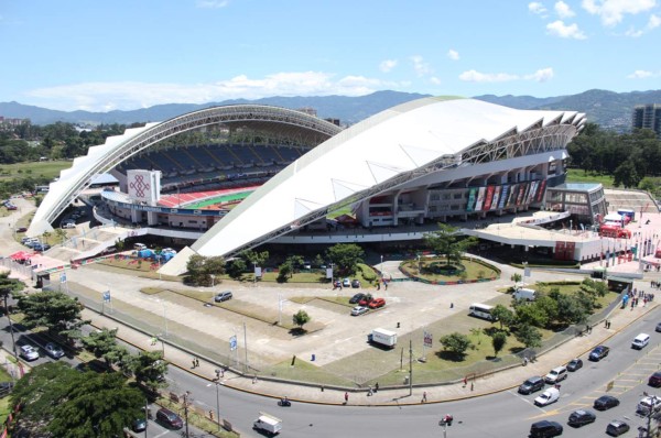 Ambiente de fiesta en las afueras del Nacional previo al Costa Rica-Honduras