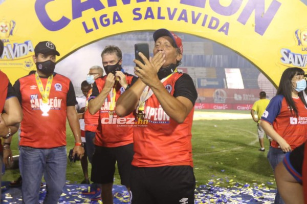 No lo viste en TV: El 'colado' en la celebración de Olimpia, la furia de Ever con Ninrod Medina y sin miedo al Covid-19&nbsp;&nbsp;