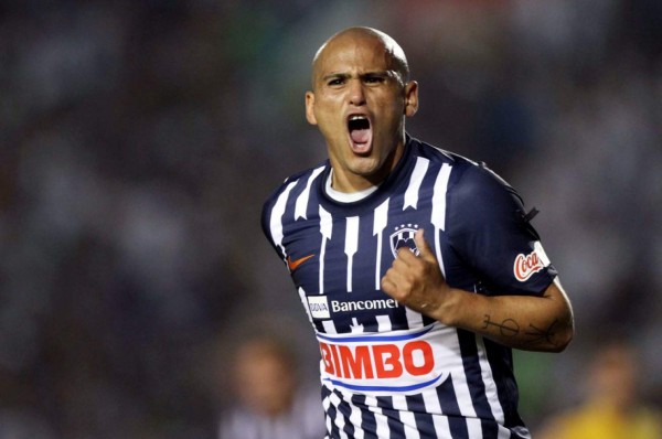 'Chupete' Suazo podría regresar del retiro y volver a México