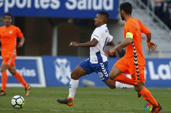 Bryan Acosta en el 11 ideal de la jornada 32 en segunda de España