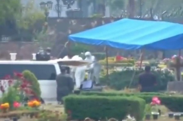 Solo con sus familiares: Así fue el entierro de Rafael Callejas en Tegucigalpa