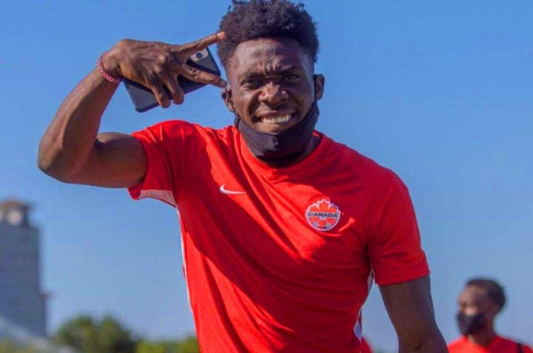 Hutchinson y Alphonso Davies llegan a Canadá y hablan del duelo ante Honduras