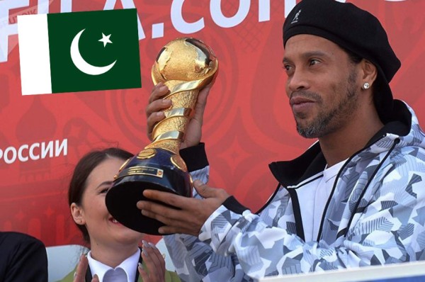 ¡Ronaldinho jugará en Pakistán y la gente lo espera con ansias!