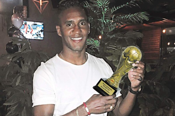 Beckeles: 'Me da mucha alegría poner el nombre de mi país muy en alto'