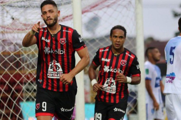 Alajuelense derrota a la Universidad de Costa Rica y sigue siendo líder