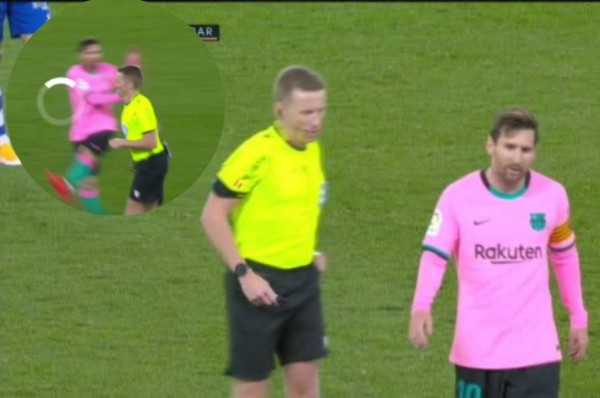 ¡Se calentó! Messi intentó agredir al árbitro del partido con un pelotazo y le perdonaron la roja
