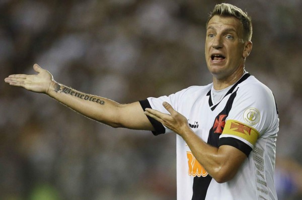 Acusan a Maxi López de racismo: ''Lo marqué todo el partido y empezó a decirme que era un negro de mie***''