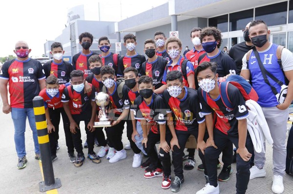 La Sub-14 de Olimpia que barrió con equipos mexicanos volvió al país orgullosos de poner la bandera en alto