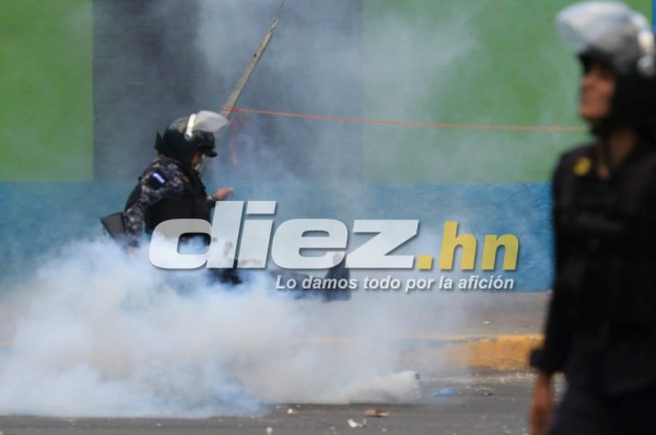 ¡TERRIBLES IMÁGENES! Así fue la bronca entre las barras de Olimpia y Motagua