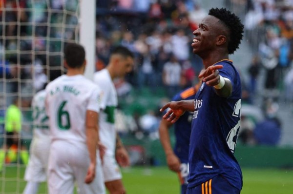 Real Madrid supera al Elche con doblete de Vinicius y alcanzan la cima de la Liga de España