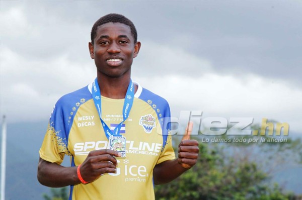 Wesly Decas hará prueba en el Liverpool de la Premier League