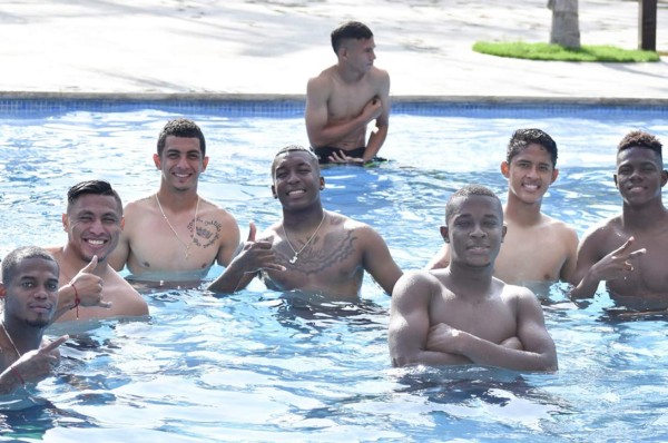 El plantel del Marathón se da un 'chapuzón' tras ganar los clásicos y llegan inspirados a la Concacaf League
