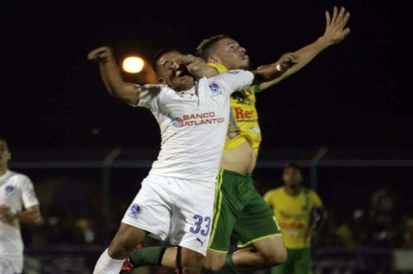 Una patada de Óscar Salas a 'Muma” López desata pelea en Olanchito