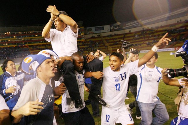 Honduras regresa a la escuela colombiana tras el papelón de Coito; 'Bolillo', el cuarto cafetero al rescate