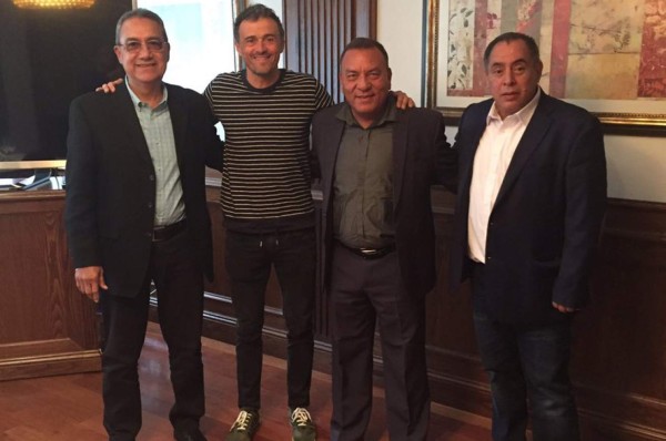 Hace exactamente un mes, Edwin Pavón posaba con Luis Enrique en España