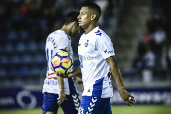 Bryan Acosta, baja para Tenerife tras recibir tarjeta roja ante Almería