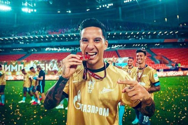 ¡Tuvieron que recoger los pedazos! Zenit logra la Copa de Rusia y la rompe durante la celebración