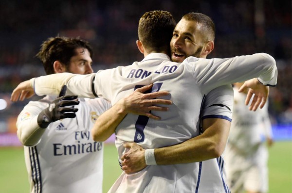 Real Madrid derrota a Osasuna y sigue de líder en la Liga de España