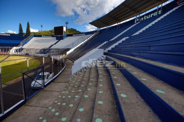 Ni con maquillaje luce bien el estadio Nacional: Agujeros en las graderías, engramillado dañado y láminas como 'adornos'