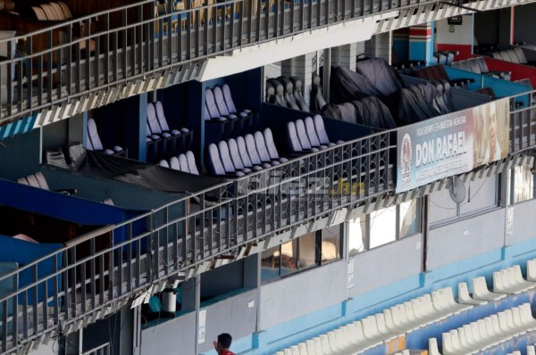 Ni con maquillaje luce bien el estadio Nacional: Agujeros en las graderías, engramillado dañado y láminas como 'adornos'
