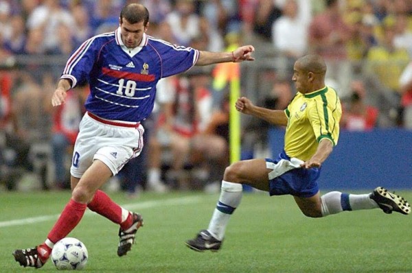 Subastarán la camisa de Zidane que utilizó en la final del 98