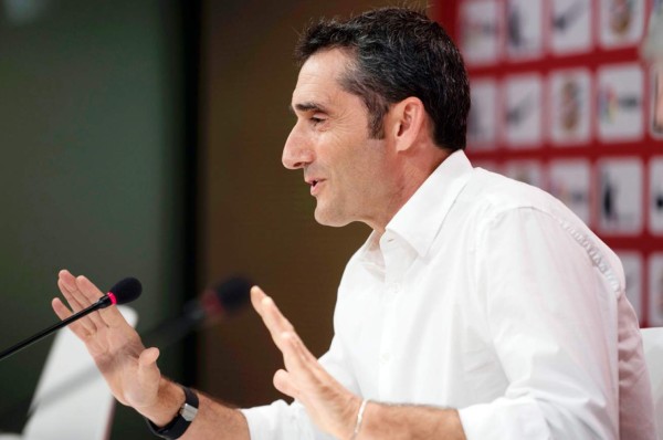 Ernesto Valverde coquetea con el Barcelona, pero no confirma su fichajes