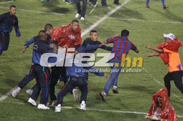 NO SE VIO EN TV: El hincha que buscaba una foto con una Leyenda del Mundo y la petición a Puyol