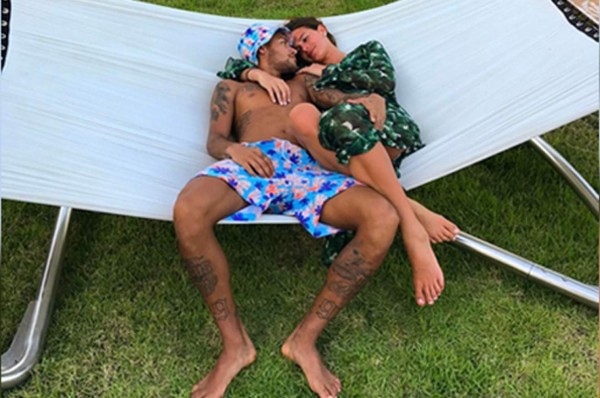 Neymar cuelga amorosa foto en redes sociales junto a Bruna Marquezine