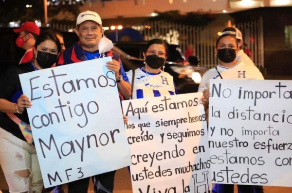 Maynor Figueroa recibe apoyo con pancartas de aficionados hondureños presentes en Costa Rica
