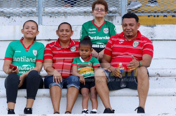 Desde Estero Indio, la familia de Allan Banegas llegó para arropar a Marathón en el clásico ante Motagua