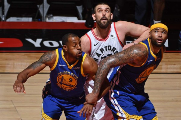 Los Warriors superan a Raptors e igualan 1-1 la Final de la NBA