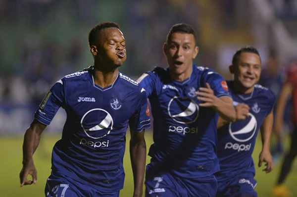 Félix Crisanto y su nuevo automóvil luego de coronarse con el Motagua