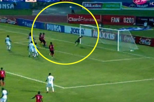 VIDEO: El tapadón de Donis Escober ante Trinidad y Tobago