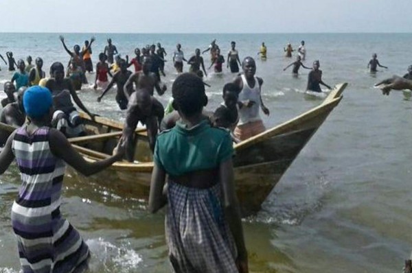 ¡LAMENTABLE! Naufraga barco que transportaba equipo de fútbol en Uganda