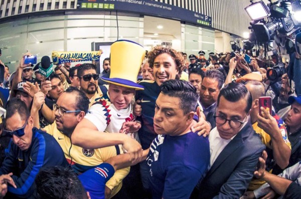 Memo Ochoa arriba a México y afición del América le da monumental recibimiento