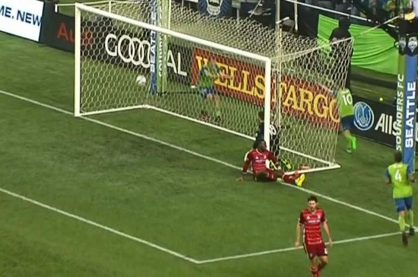 Maynor Figueroa no la pasó bien en la goleada del Dallas contra Seattle