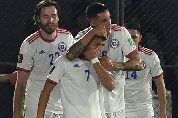 Chile vence a Paraguay en el debut de Barros Schelotto y sueña con clasificar directo al Mundial Qatar-2022