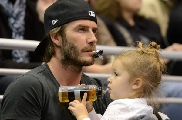 ¡La fotografía por la que culpan a David Beckham de pedófilo!