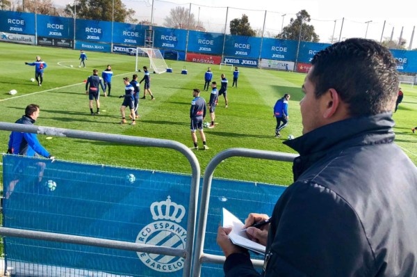 Amado Guevara estuvo observando entrenamiento del Espanyol