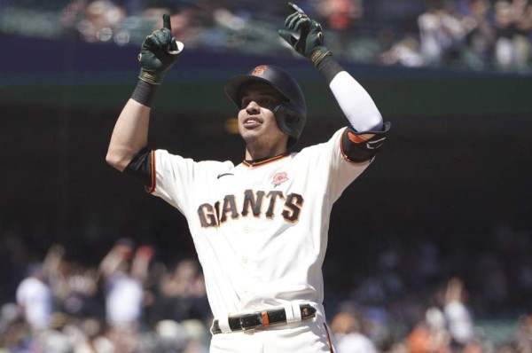 ¡He's back! Mauricio Dubón regresa a la MLB con los Gigantes tras dos meses y jugó como jardinero central